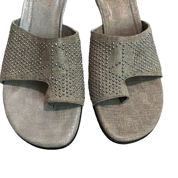 Donald J Pliner Mule Heels Peace Sign Studded Beige Size 9.5 - Picture 4 of 13